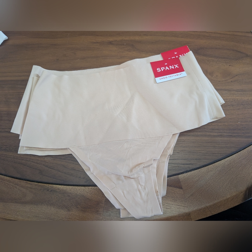 NEW SPANX Undie-Tectable Thong Size Small